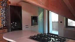 Attico In Trifamiliare Con 3 Balconi, 2 Wc, P.auto