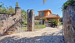 Villa Con Piscina E Finiture Di Pregio