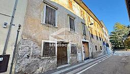 Palazzo / Stabile Di 1000 M² Con Più Di 5 Locali A
