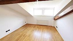 Via Roma: Trilocale Con Balcone